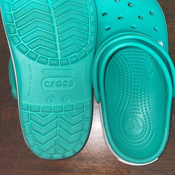Gently worn crocs in a warm green - Picture 5 of 6